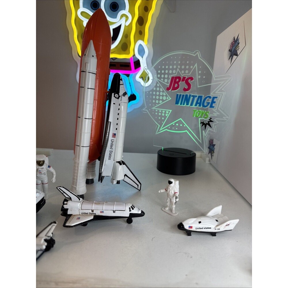 Space Shuttle Launch Set With Figures - Picture 3 of 6
